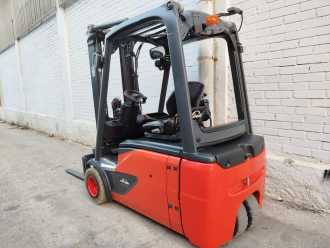 Chariot élévateur d'occasion LINDE E20L-02 EVO ELEKTRO DREIRADFRONTSTAPLER (13066671)