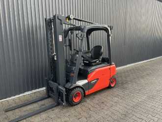 Chariot élévateur d'occasion LINDE E20PL-02 ELEKTRO VIERRADFRONTSTAPLER (13073615) backdrop