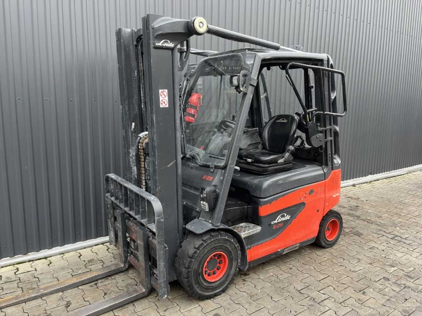 Chariot élévateur d'occasion LINDE E25-01 ELEKTRO VIERRADFRONTSTAPLER (13012315)