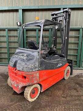 Chariot élévateur d'occasion LINDE E25 336 ELEKTRO VIERRADFRONTSTAPLER (13012600)