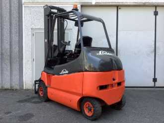 Chariot élévateur d'occasion LINDE E25/600-02 ELEKTRO VIERRADFRONTSTAPLER (13054738)