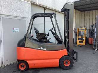 Chariot élévateur d'occasion LINDE E25/600-02 ELEKTRO VIERRADFRONTSTAPLER (13054738)