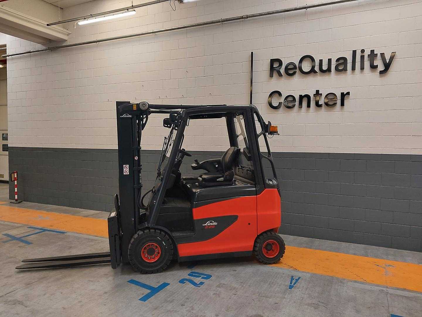 Chariot élévateur d'occasion LINDE E25/600 H ELEKTRO VIERRADFRONTSTAPLER (13063652)