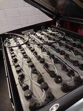 Chariot élévateur d'occasion LINDE E25/600 H ELEKTRO VIERRADFRONTSTAPLER (13063652)
