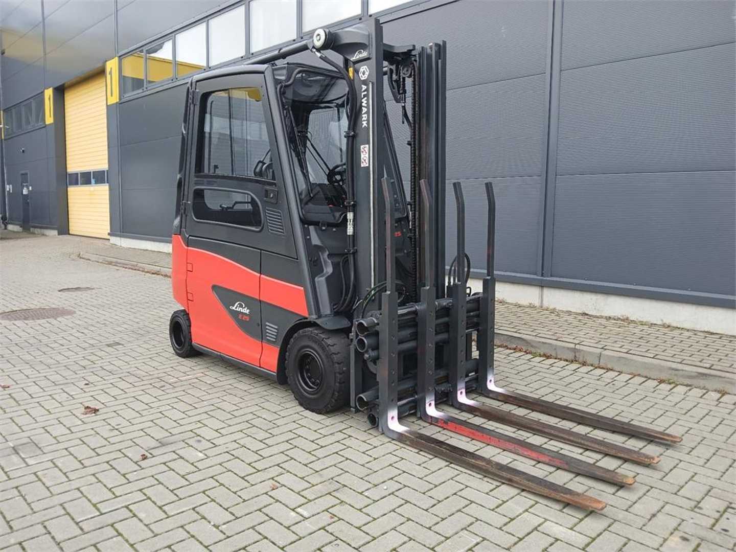 Chariot élévateur d'occasion LINDE E25/600HL ELEKTRO VIERRADFRONTSTAPLER (13059491)