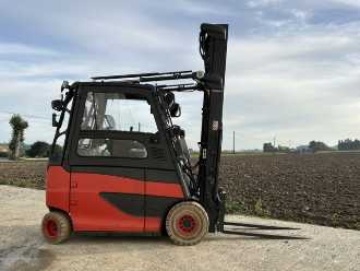 Chariot élévateur d'occasion LINDE E25 ELEKTRO VIERRADFRONTSTAPLER (13073394)
