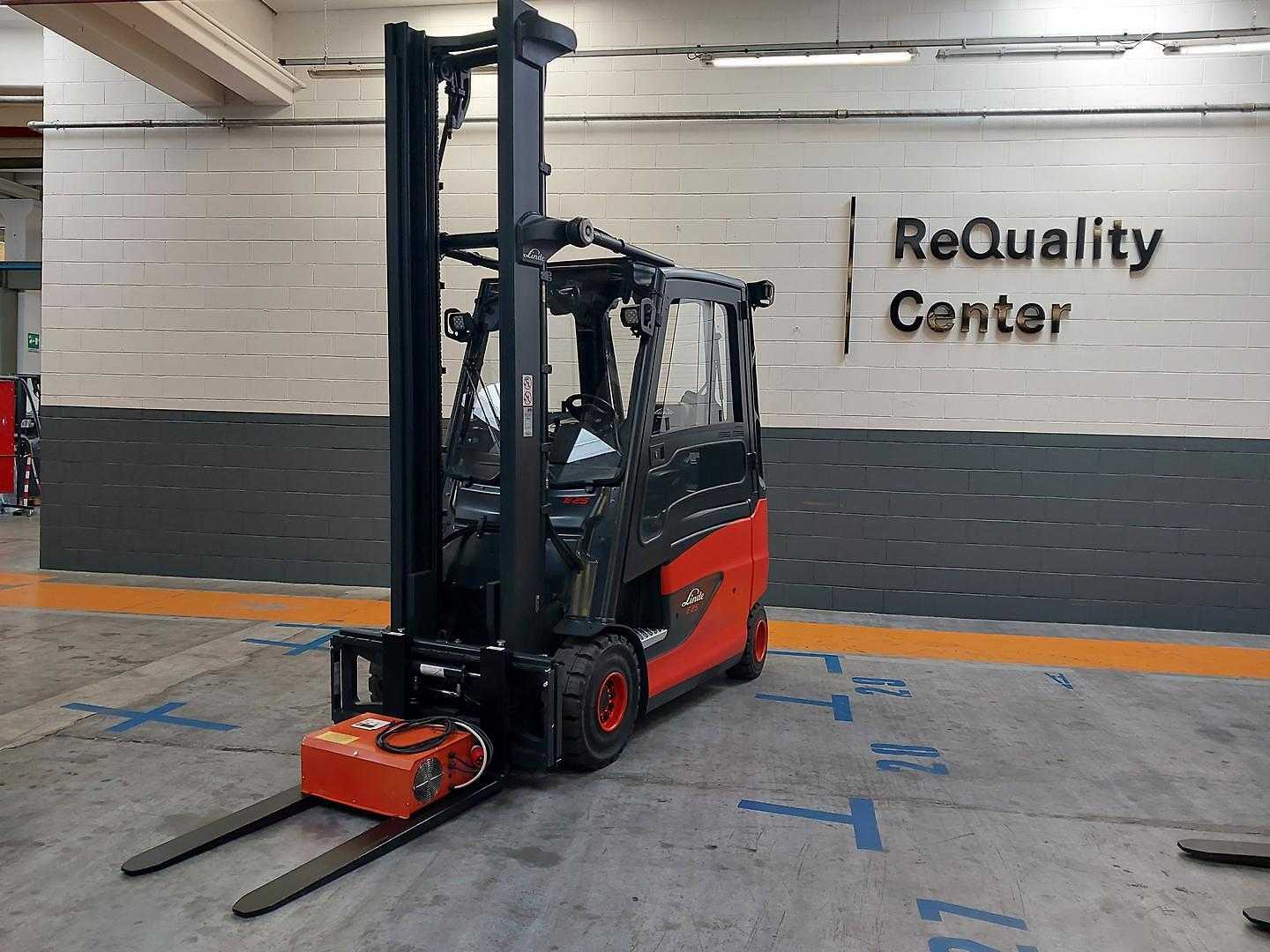Chariot élévateur d'occasion LINDE E25 HL ELEKTRO VIERRADFRONTSTAPLER (13063606)