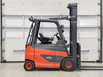 Chariot élévateur d'occasion LINDE E25H-01/600 ELEKTRO VIERRADFRONTSTAPLER (12891901)