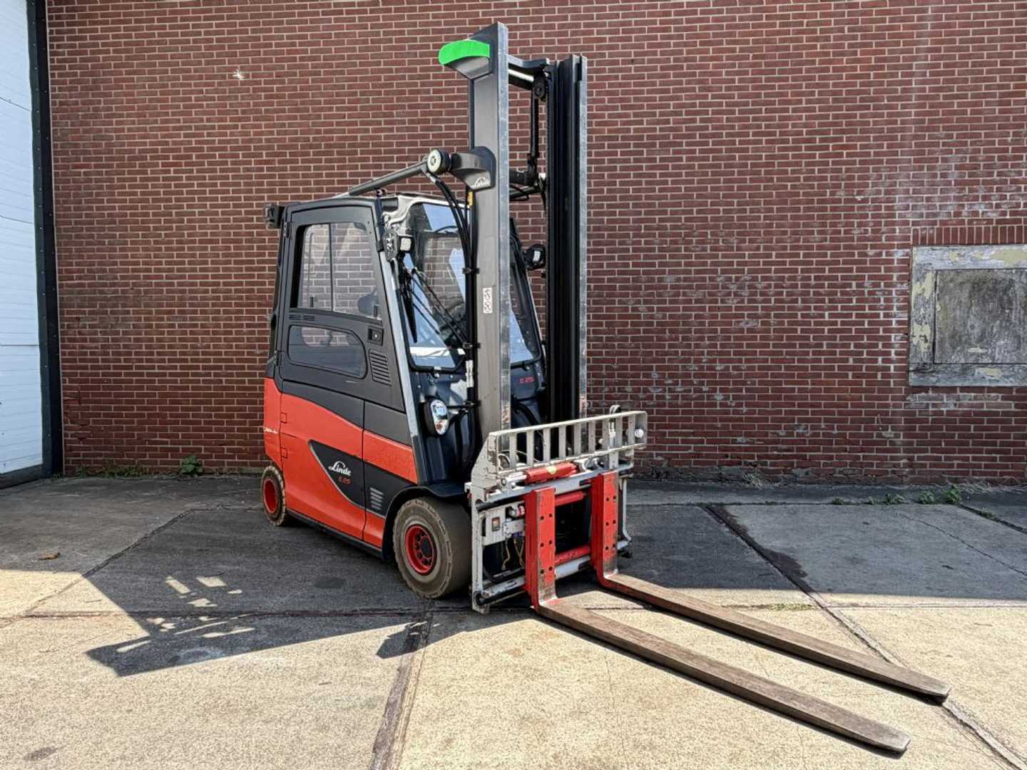 Chariot élévateur d'occasion LINDE E25HL-01/600 ELEKTRO VIERRADFRONTSTAPLER (13055390)