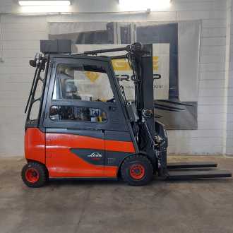 Chariot élévateur d'occasion LINDE E25HL-01 ELEKTRO VIERRADFRONTSTAPLER (13059578) backdrop