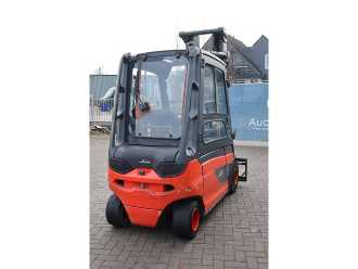 Chariot élévateur d'occasion LINDE E25L-01 ELEKTRO VIERRADFRONTSTAPLER (13041272)