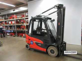 Chariot élévateur d'occasion LINDE E25L ELEKTRO VIERRADFRONTSTAPLER (12810532) backdrop