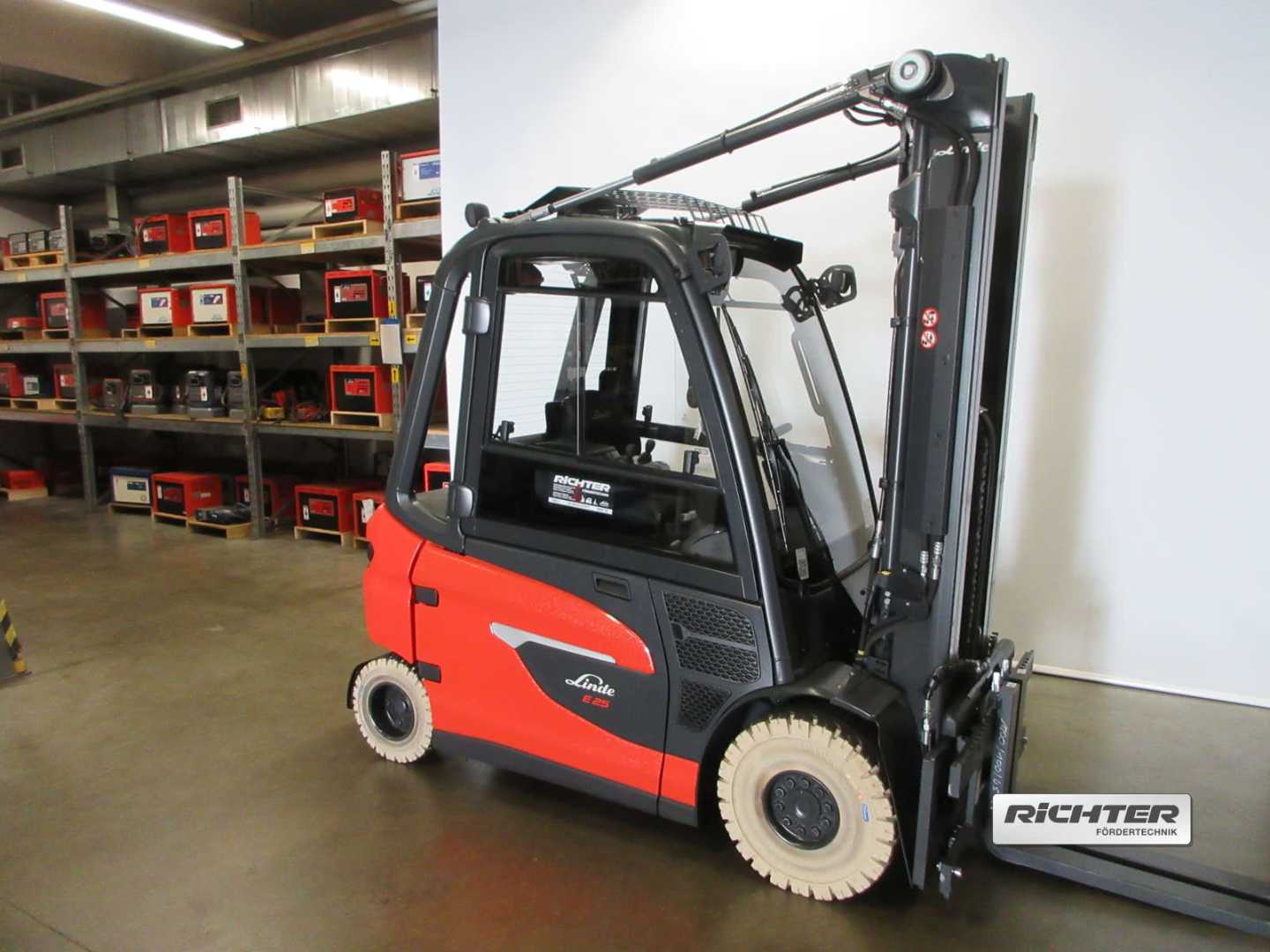 Chariot élévateur d'occasion LINDE E25L ELEKTRO VIERRADFRONTSTAPLER (12897109)