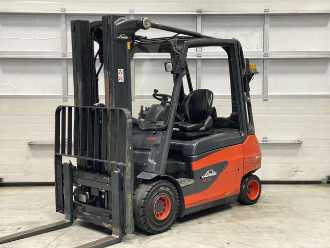 Chariot élévateur d'occasion LINDE E30-01 ELEKTRO VIERRADFRONTSTAPLER (12979379) backdrop