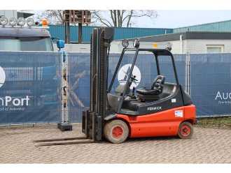 Chariot élévateur d'occasion LINDE E30-01 ELEKTRO VIERRADFRONTSTAPLER (13041364)