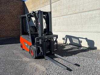 Chariot élévateur d'occasion LINDE E30-01 ELEKTRO VIERRADFRONTSTAPLER (13072936)