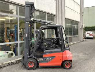 Chariot élévateur d'occasion LINDE E30-01 ELEKTRO VIERRADFRONTSTAPLER (13074612)