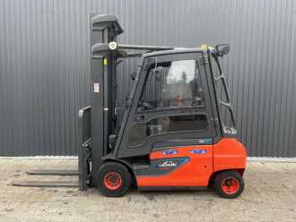 Chariot élévateur d'occasion LINDE E30-01 GAS VIERRADFRONTSTAPLER (13067531)