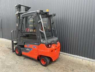 Chariot élévateur d'occasion LINDE E30-01 GAS VIERRADFRONTSTAPLER (13067531)