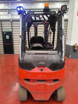 Chariot élévateur d'occasion LINDE E30/600 H  ELEKTRO VIERRADFRONTSTAPLER (13035521)