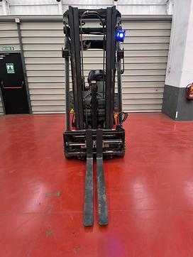 Chariot élévateur d'occasion LINDE E30/600 H  ELEKTRO VIERRADFRONTSTAPLER (13035521)