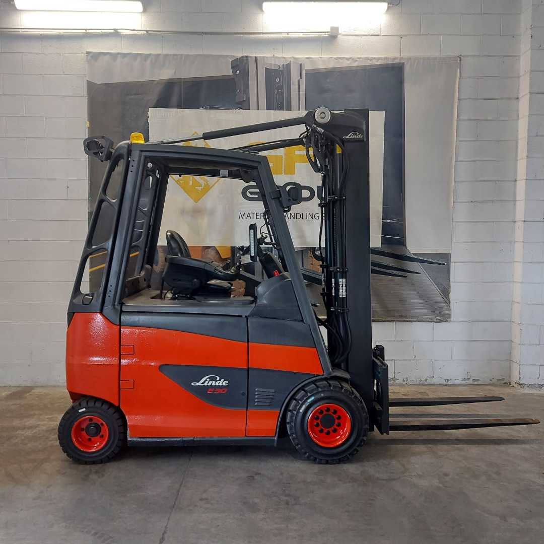 Chariot élévateur d'occasion LINDE E30H-01/600 ELEKTRO VIERRADFRONTSTAPLER (13059580)