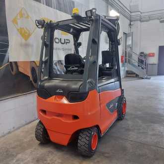 Chariot élévateur d'occasion LINDE E30H-01/600 ELEKTRO VIERRADFRONTSTAPLER (13059580)