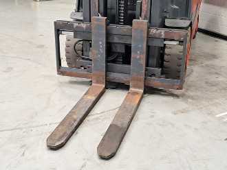 Chariot élévateur d'occasion LINDE E30L-01 ELEKTRO VIERRADFRONTSTAPLER (12884165)