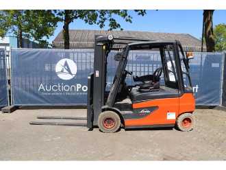 Chariot élévateur d'occasion LINDE E30L-01 ELEKTRO VIERRADFRONTSTAPLER (13041392)