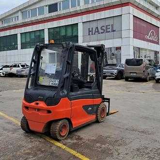 Chariot élévateur d'occasion LINDE E30L-387  ELEKTRO VIERRADFRONTSTAPLER (13006529)