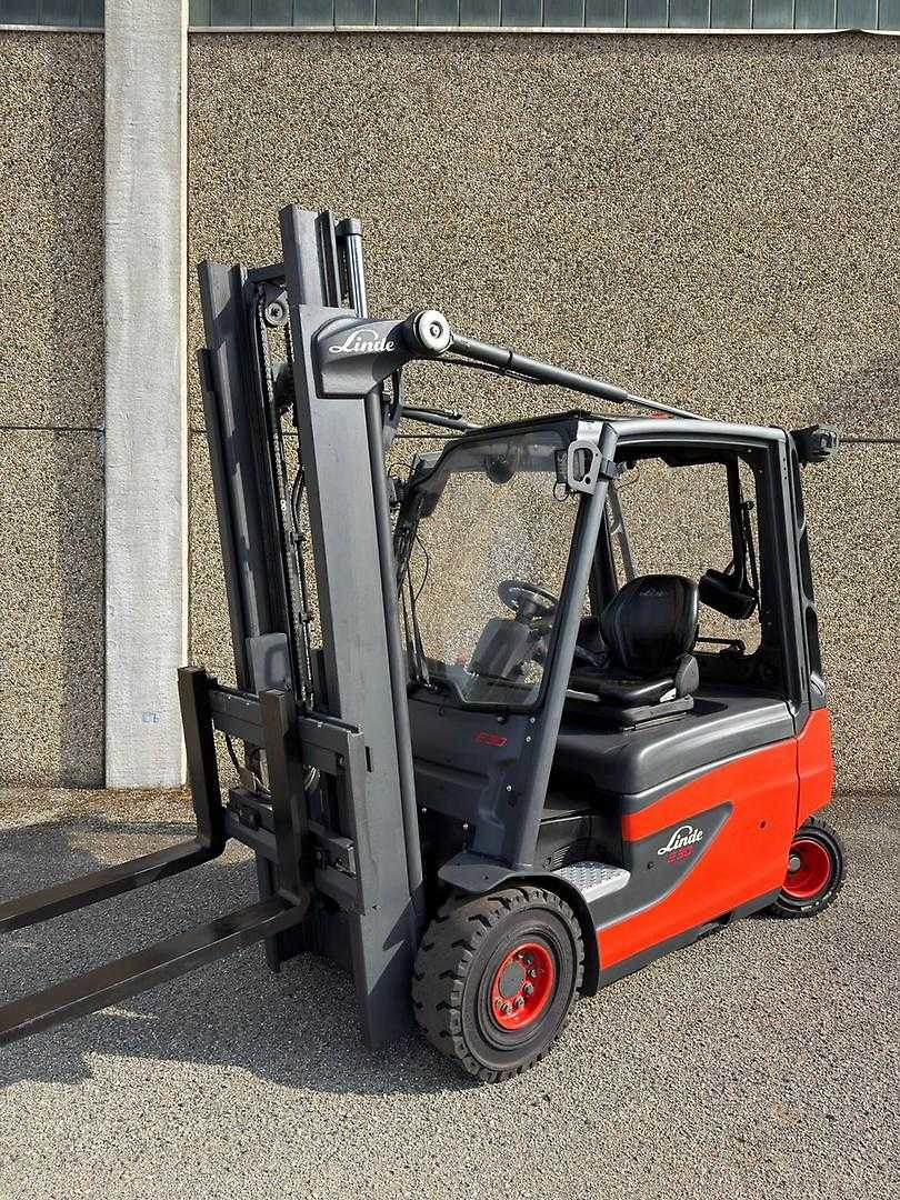 Chariot élévateur d'occasion LINDE E30L 387 ELEKTRO VIERRADFRONTSTAPLER (13053592)