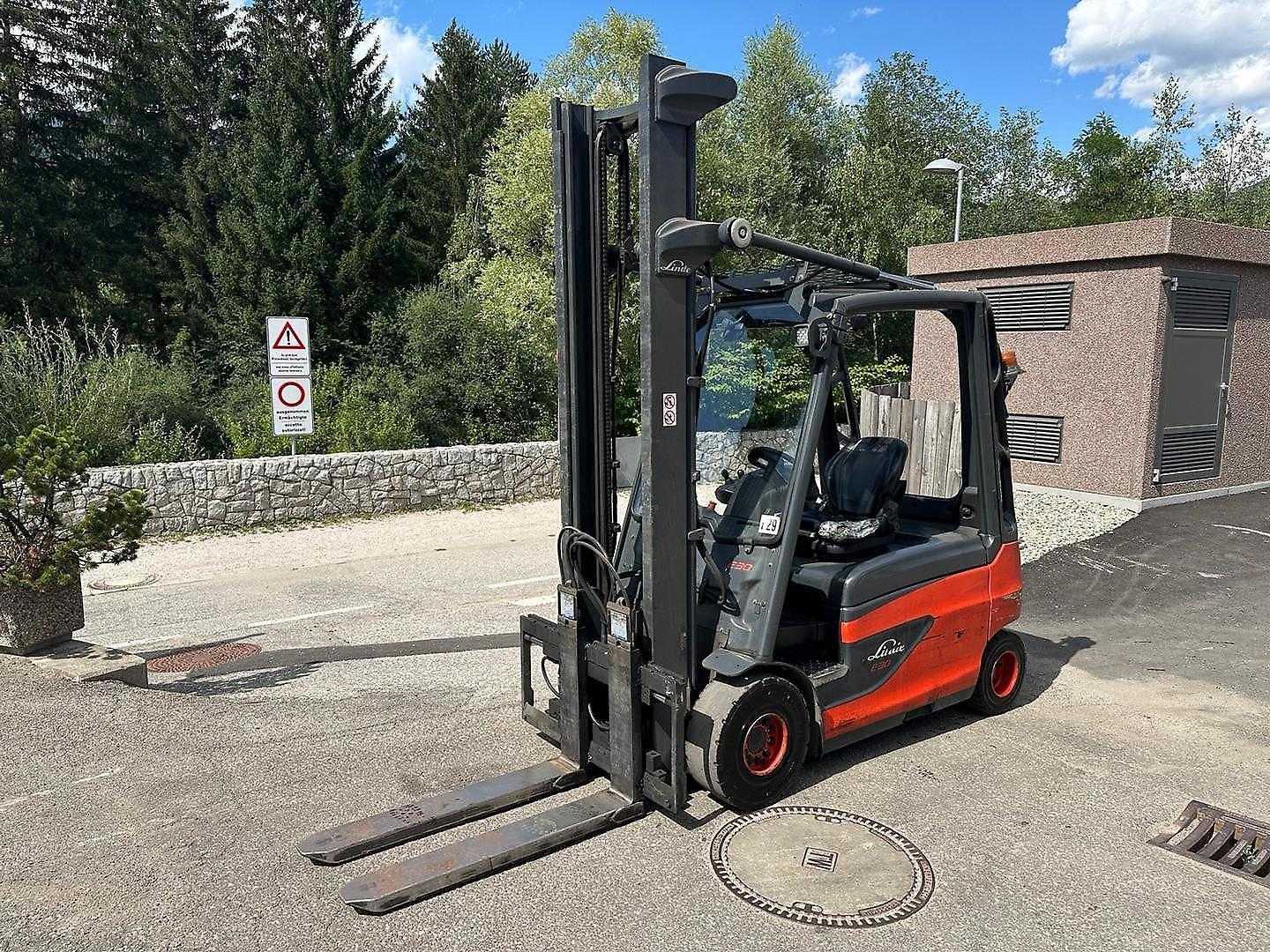 Chariot élévateur d'occasion LINDE E30L - 4495mm ELEKTRO VIERRADFRONTSTAPLER (13076918)