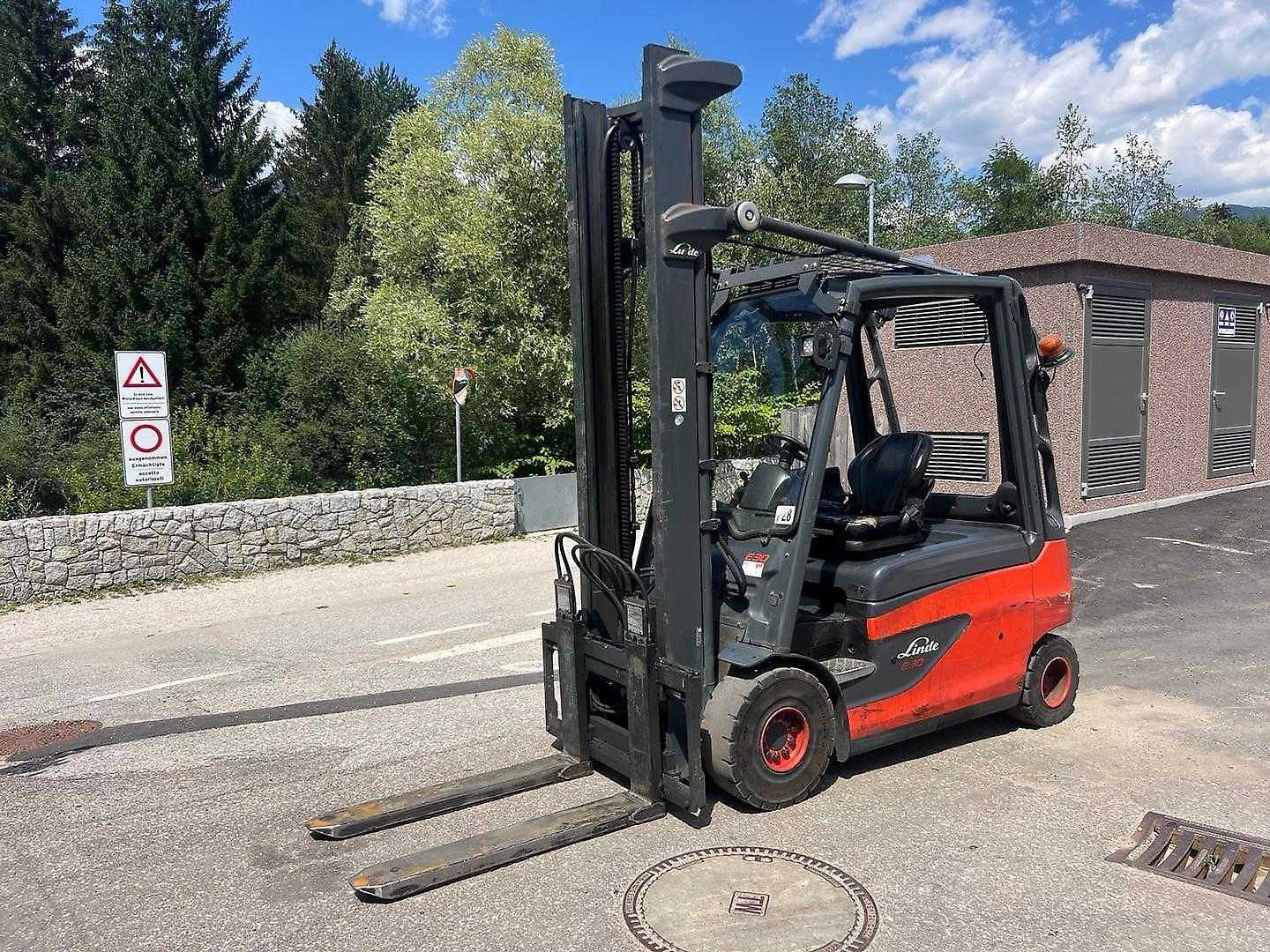 Chariot élévateur d'occasion LINDE E30L - 4495mm ELEKTRO VIERRADFRONTSTAPLER (13076920)