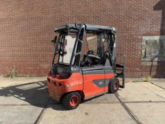 Chariot élévateur d'occasion LINDE E30R-01 ELEKTRO VIERRADFRONTSTAPLER (13062178)