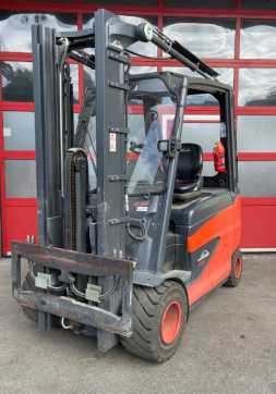 Chariot élévateur d'occasion LINDE E35HL-01 ELEKTRO VIERRADFRONTSTAPLER (13073429) backdrop