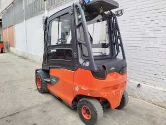 Chariot élévateur d'occasion LINDE E40/600 ELEKTRO VIERRADFRONTSTAPLER (13067395)