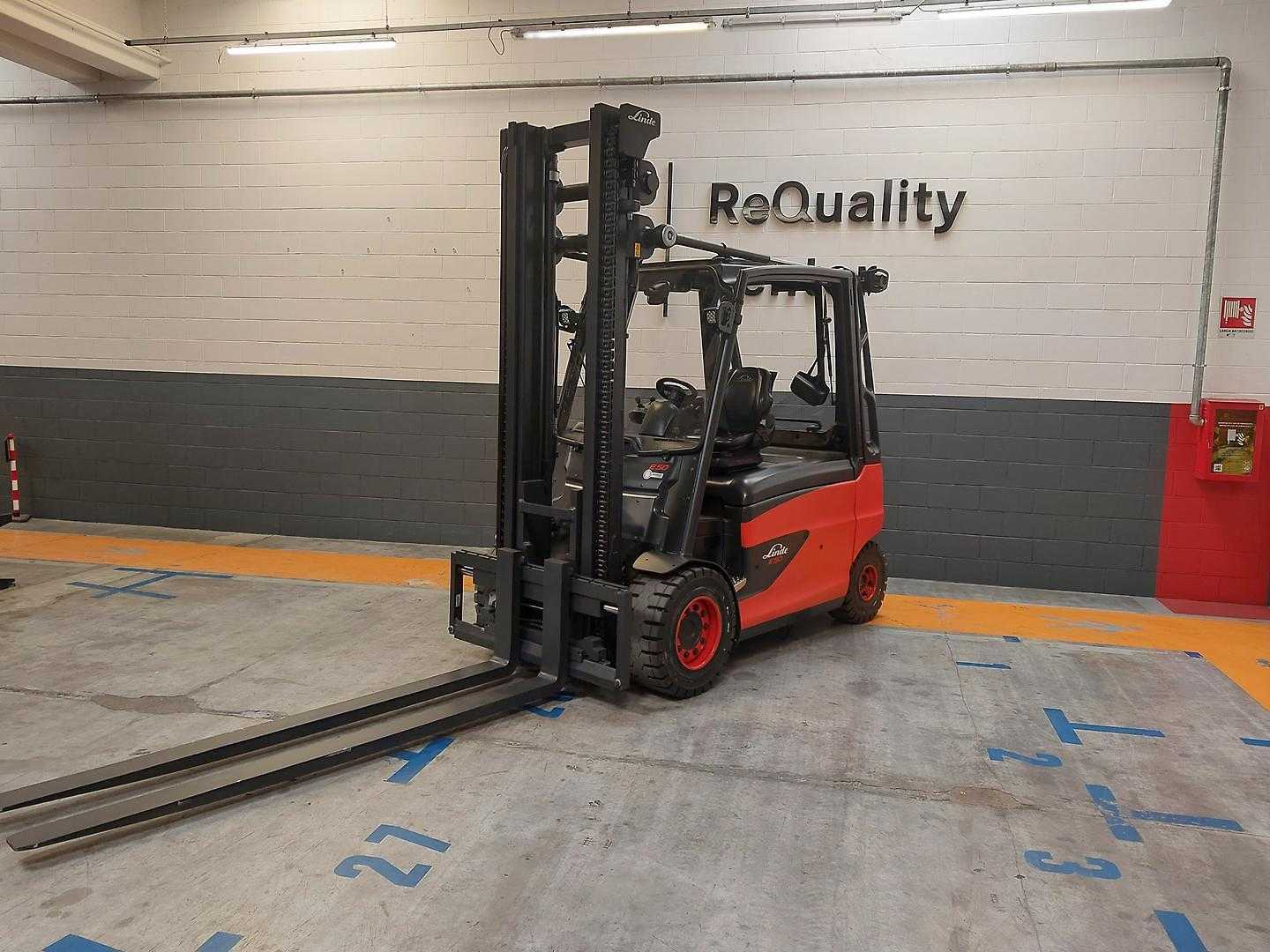 Chariot élévateur d'occasion LINDE E50/600 HL ELEKTRO VIERRADFRONTSTAPLER (13063688)
