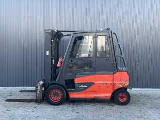 Chariot élévateur d'occasion LINDE E50HL-01 ELEKTRO VIERRADFRONTSTAPLER (12985736)