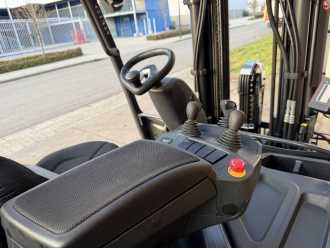 Chariot élévateur d'occasion LINDE E50HL-01 ELEKTRO VIERRADFRONTSTAPLER (13023650)