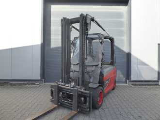 Chariot élévateur d'occasion LINDE E50HL-01 ELEKTRO VIERRADFRONTSTAPLER (13067011) backdrop