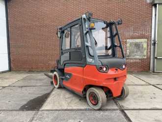 Chariot élévateur d'occasion LINDE E50HL-01 ELEKTRO VIERRADFRONTSTAPLER (13071752)