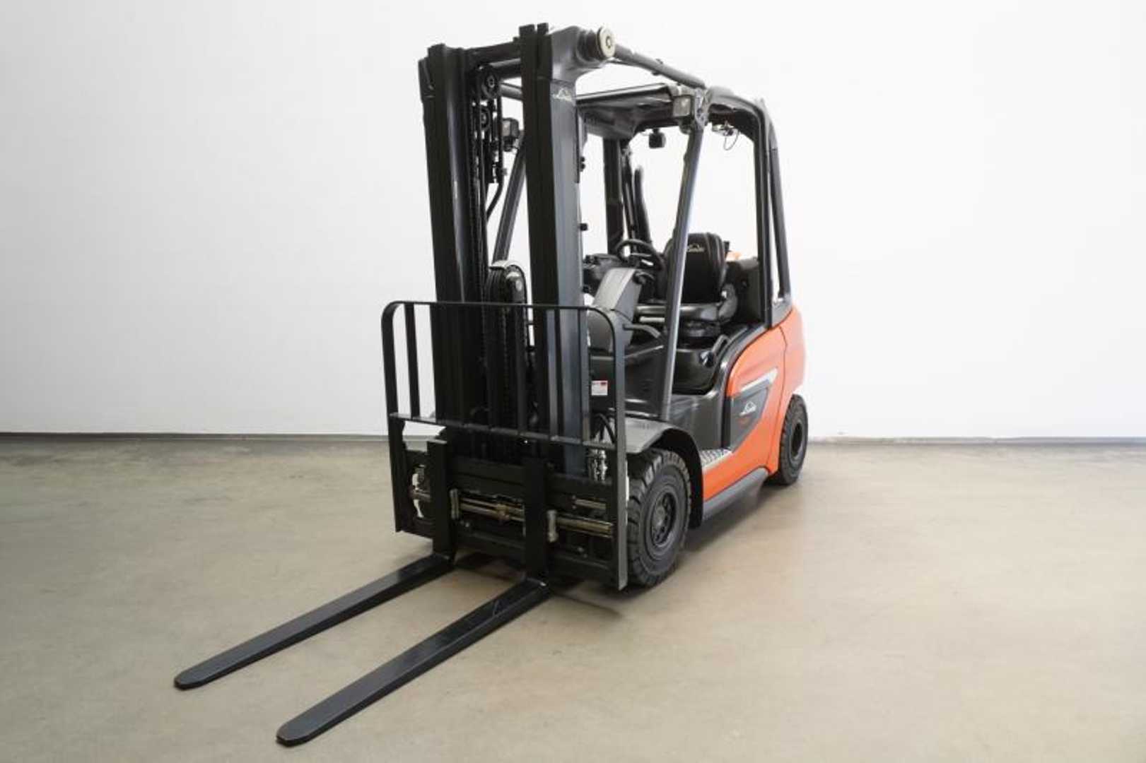 Chariot élévateur d'occasion LINDE H 25 T 1202 GAS VIERRADFRONTSTAPLER (13072042)
