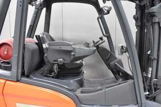 Chariot élévateur d'occasion LINDE H 30 T - 01 /58175/ GAS VIERRADFRONTSTAPLER (13062793)