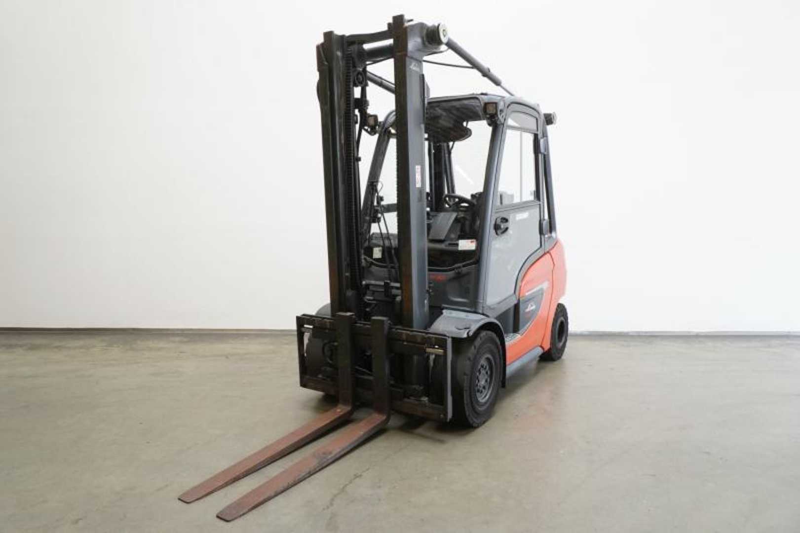 Chariot élévateur d'occasion LINDE H 30 T 1202 GAS VIERRADFRONTSTAPLER (13045227)