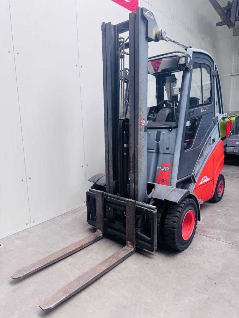 Chariot élévateur d'occasion LINDE H 30 T Triplex Kabine GAS VIERRADFRONTSTAPLER (13061208)