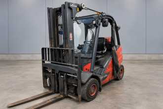 Chariot élévateur d'occasion LINDE H 35 T - 02 /58681/ GAS VIERRADFRONTSTAPLER (13065555) backdrop
