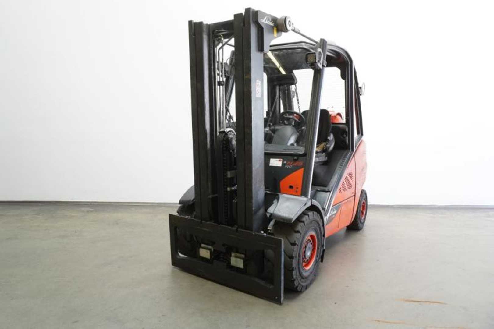 Chariot élévateur d'occasion LINDE H 35 T 393-02 GAS VIERRADFRONTSTAPLER (13054360)