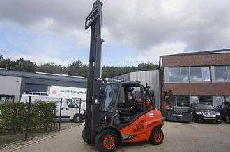 Chariot élévateur d'occasion LINDE H 50T-02/600 - Triplex GAS VIERRADFRONTSTAPLER (13068729)