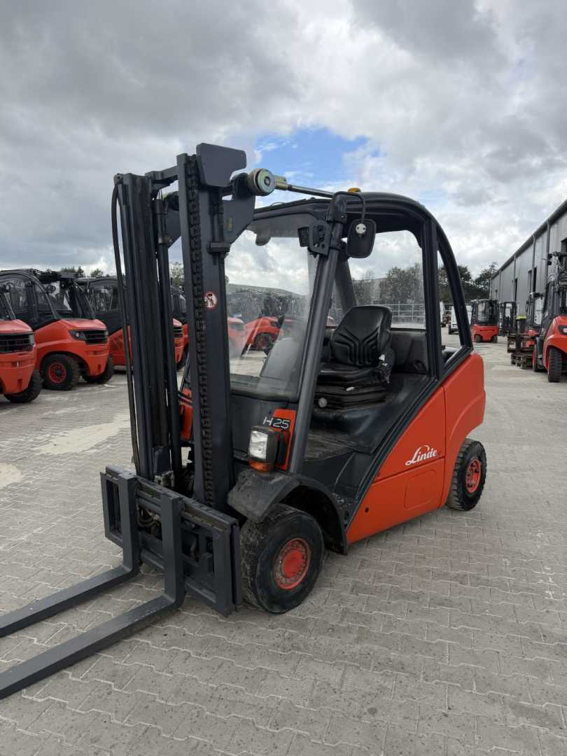 Chariot élévateur d'occasion LINDE H25D DIESEL VIERRADFRONTSTAPLER (13067015)