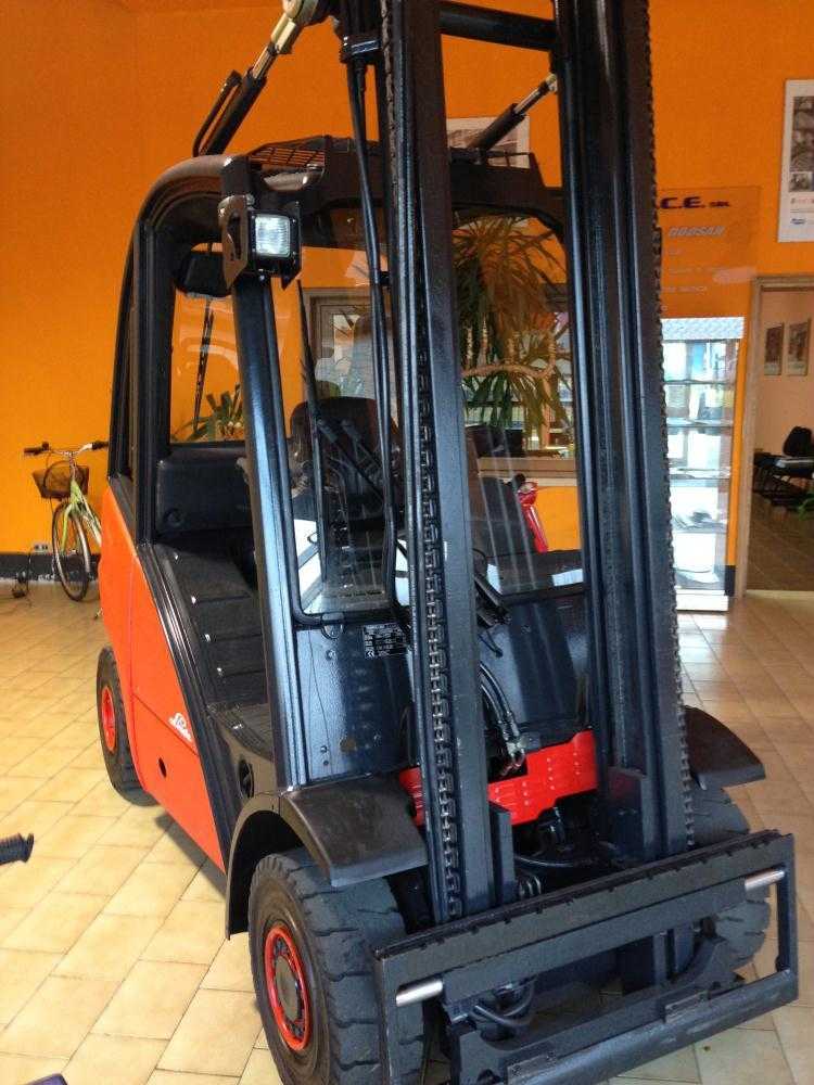 Chariot élévateur d'occasion LINDE H25D DIESEL VIERRADFRONTSTAPLER (5630289)